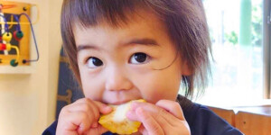 トウモロコシを美味しそうに食べている女の子